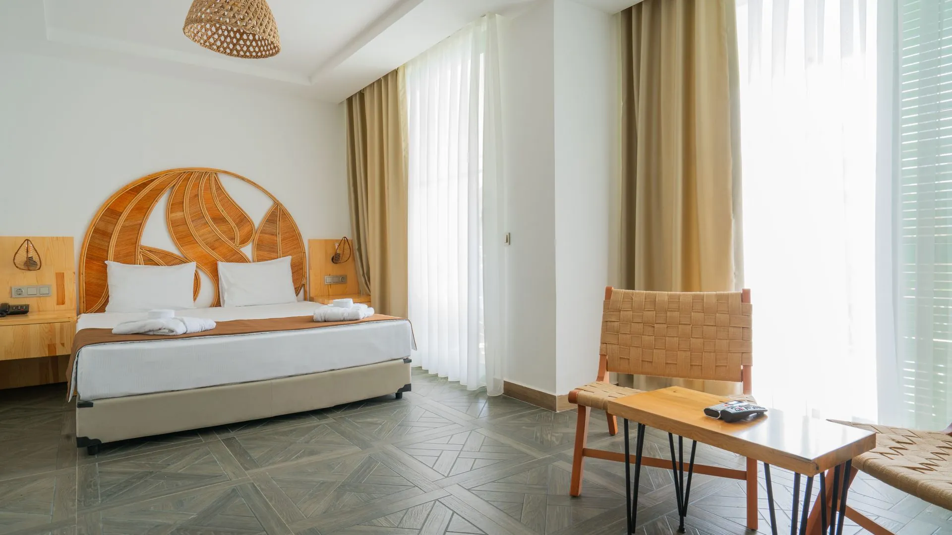 Qum Village Swim Up Oda