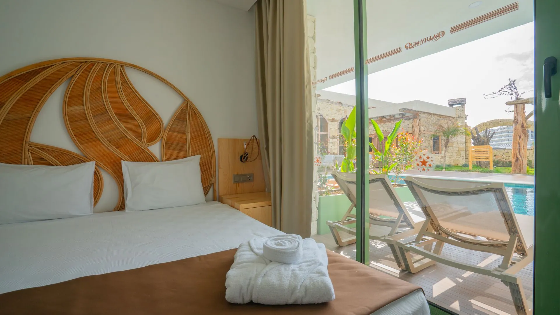 Qum Village Swim Up Oda