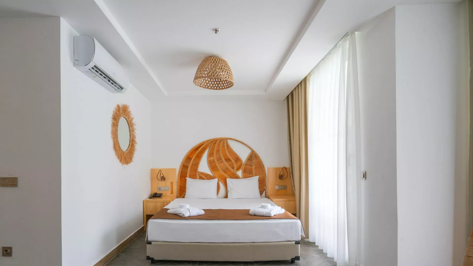 Qum Village Swim Up Room