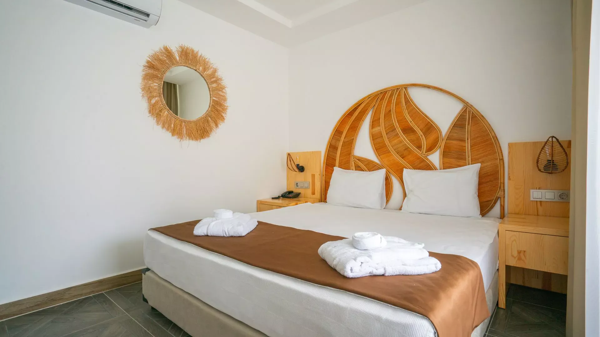 Qum Village Swim Up Zimmer