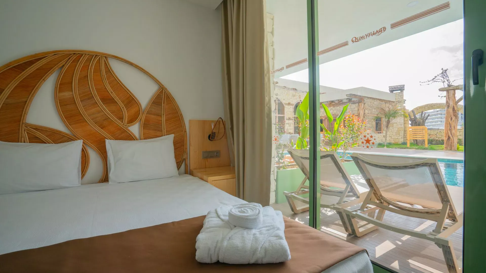 Qum Village Swim Up Room