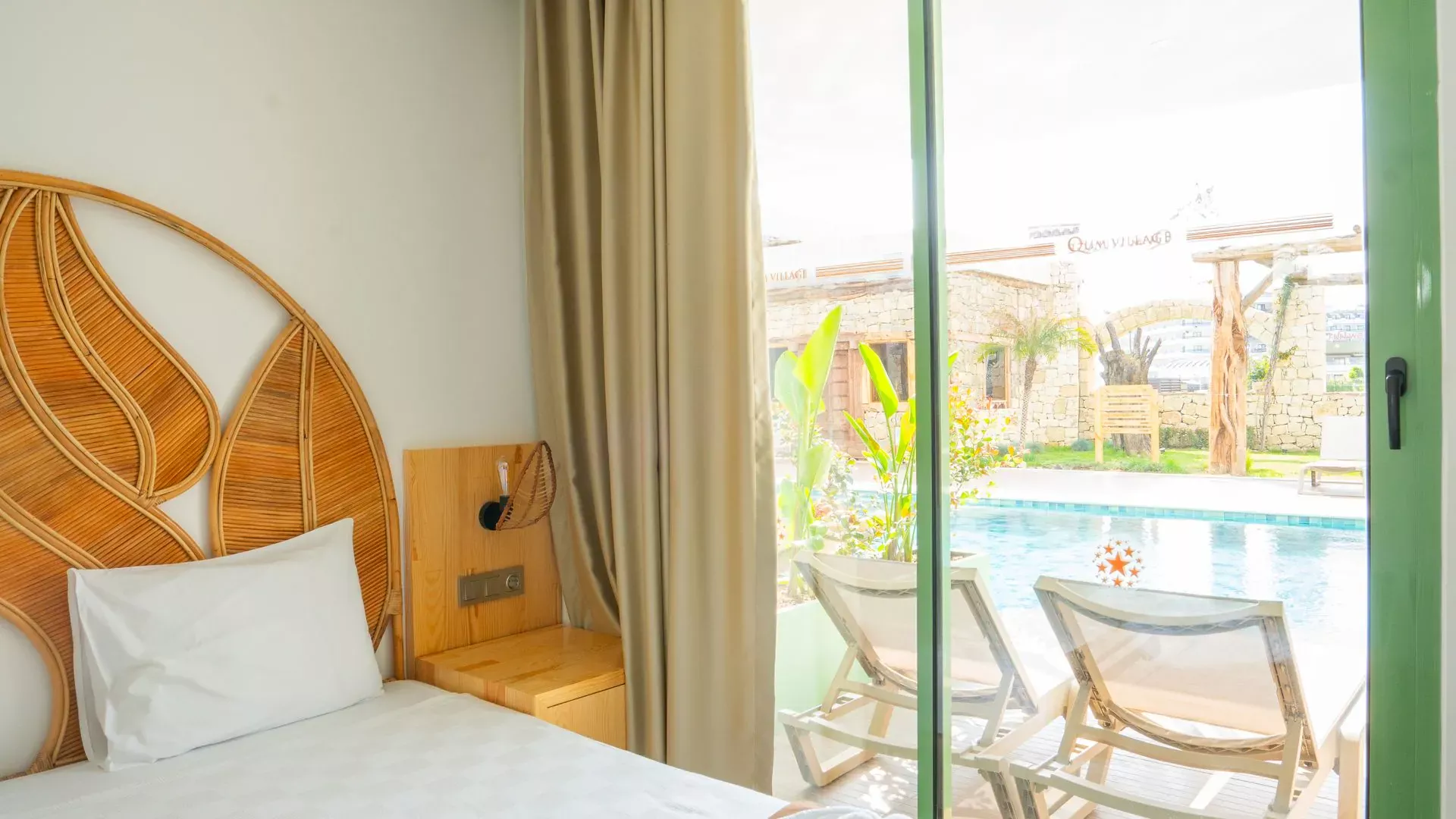 Qum Village Swim Up Room