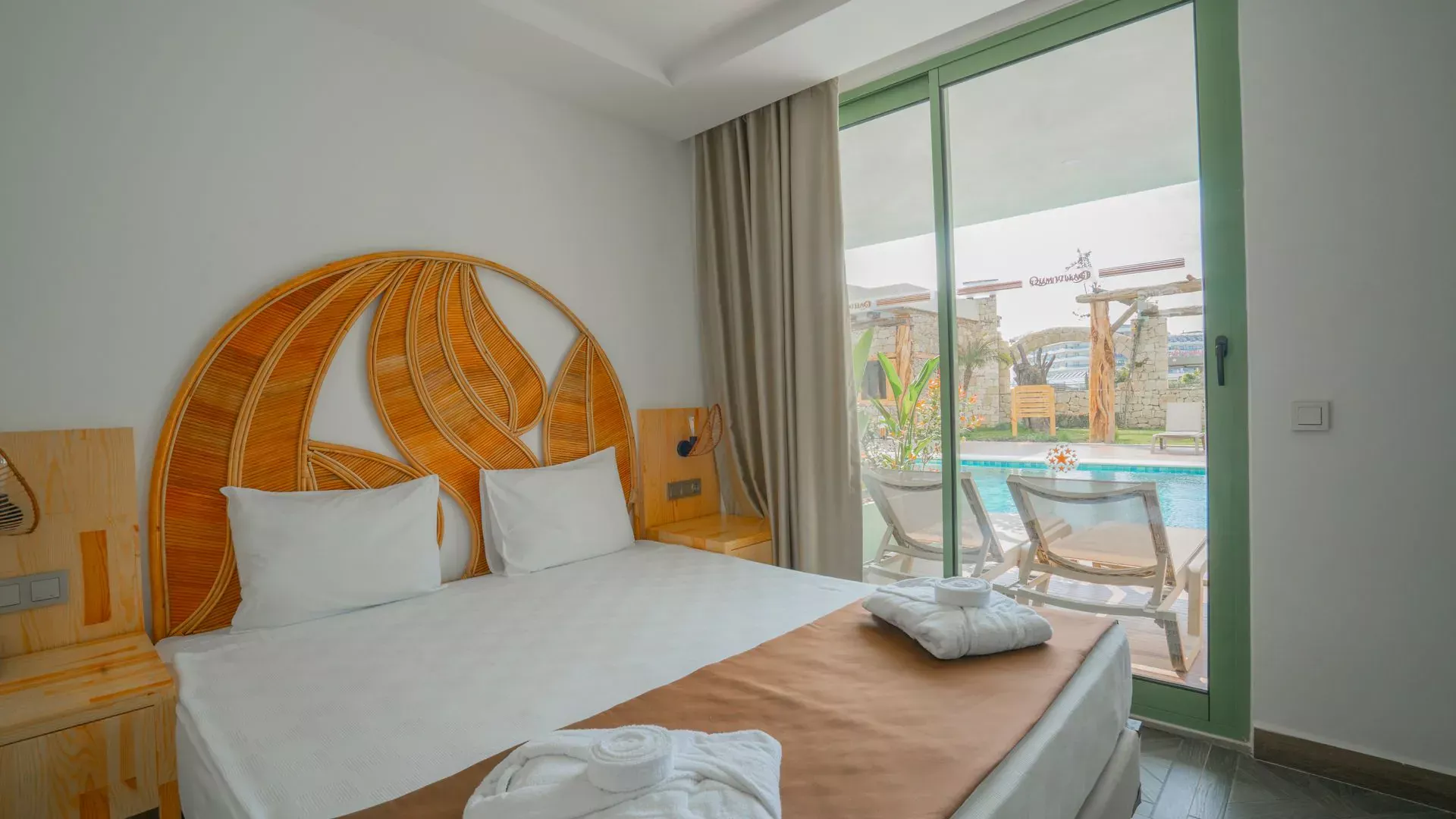 Qum Village Swim Up Room