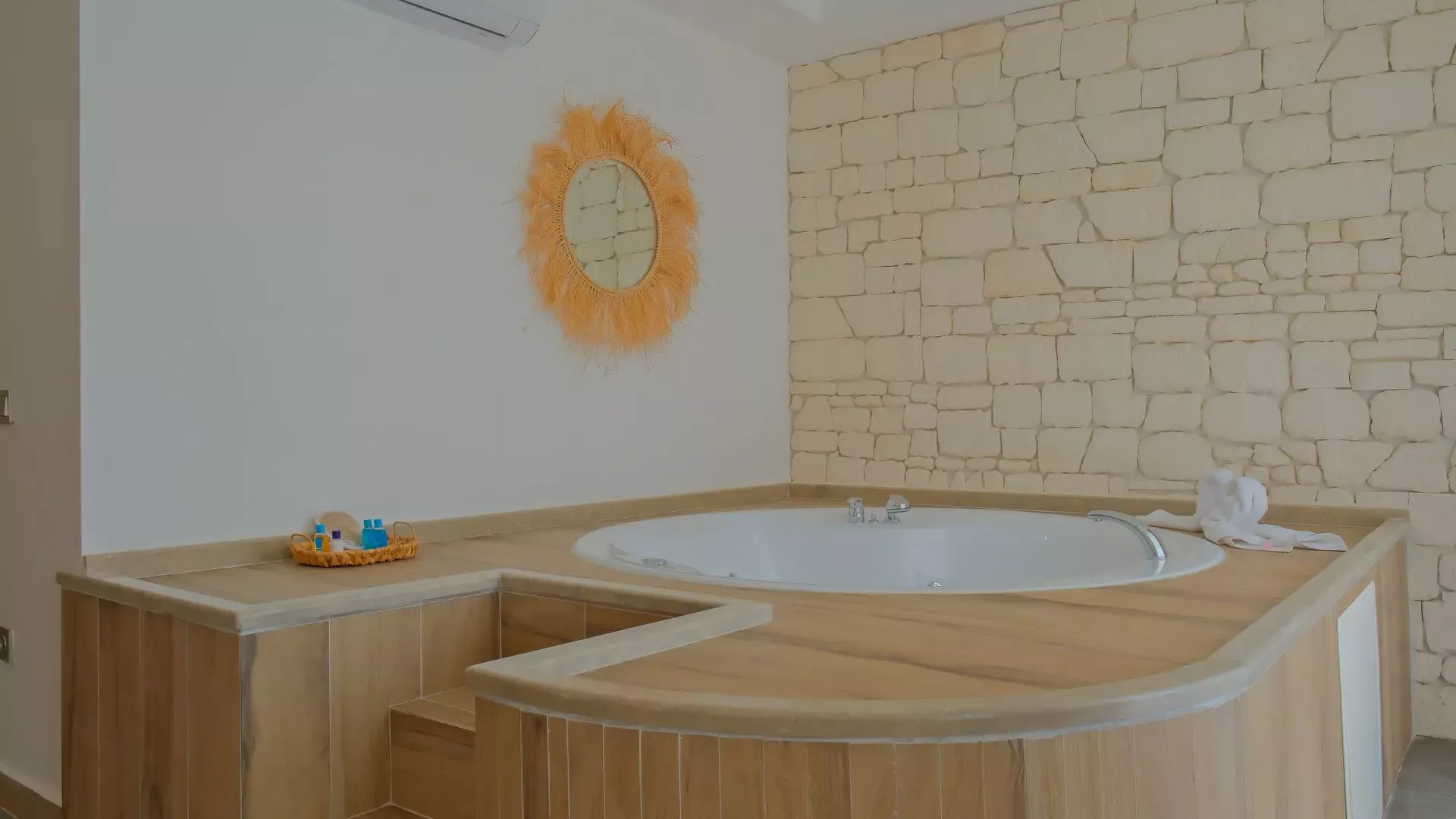 Qum Village Jacuzzi Zimmer